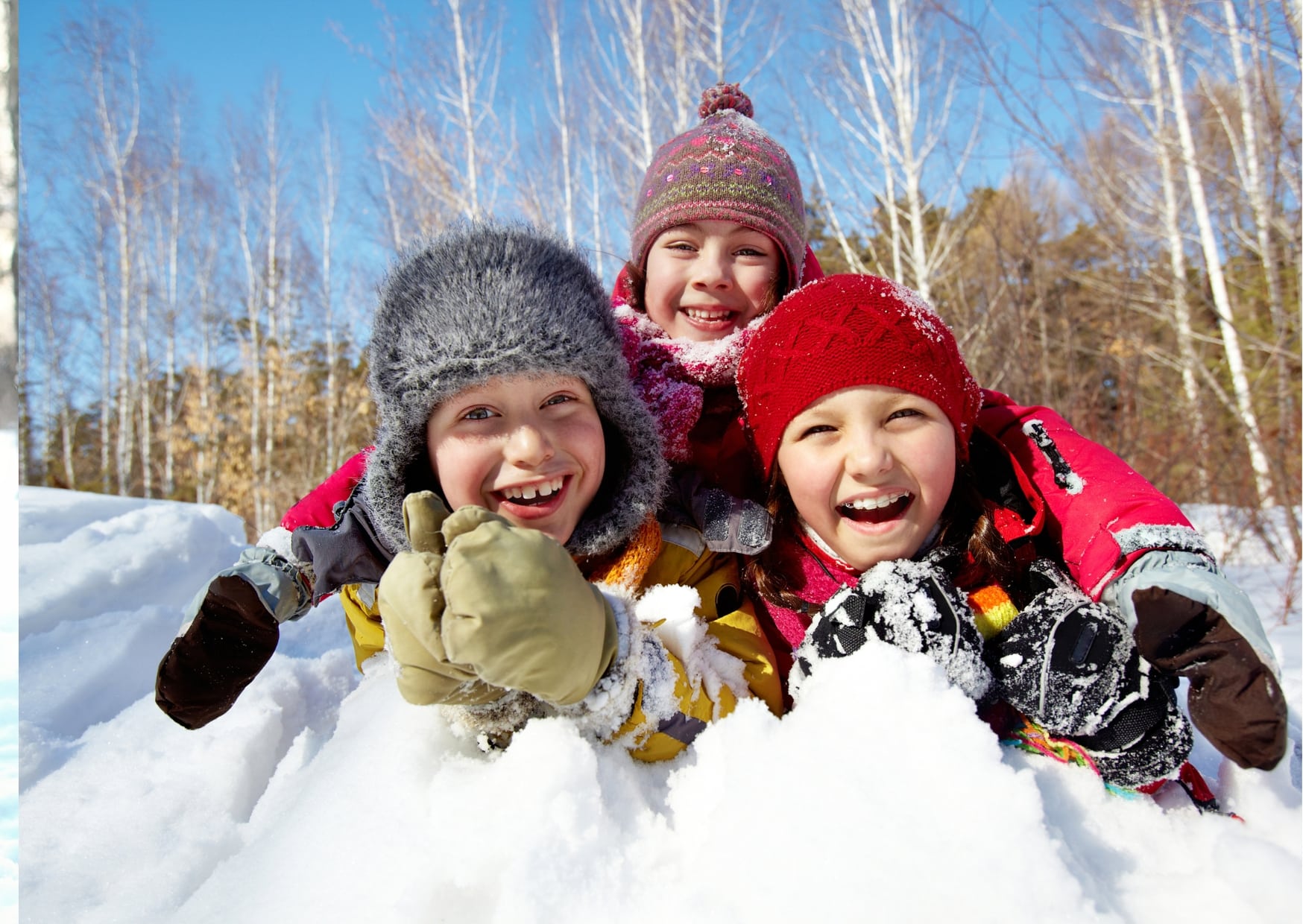 barn som leker i snön
